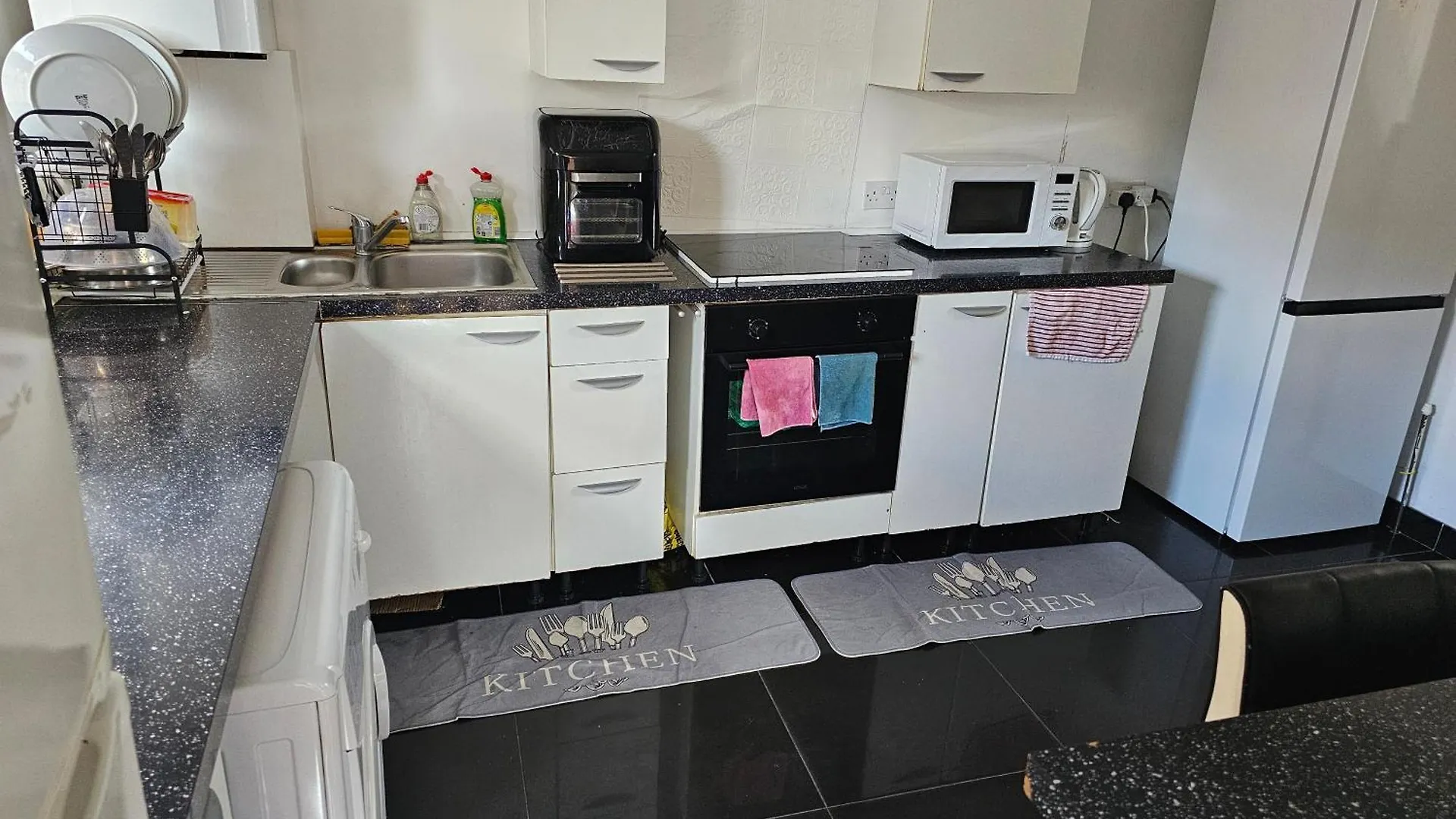 Available Rooms At Buckingham Road 동커스터 홈스테이