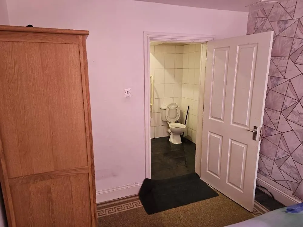Available Rooms At Buckingham Road 동커스터 홈스테이