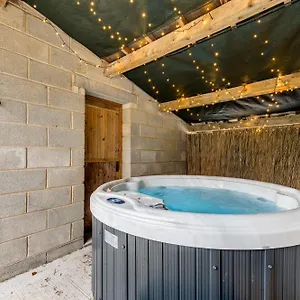 Malham, Sleeps 2, Private Hot Tub, Yoga Holiday home